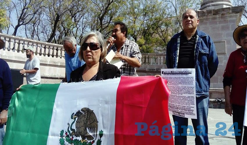 Con pancartas en las que expresaban el rechazo al gasolinazo as&iacute; como al presidente Enrique Pe&ntilde;a Nieto, los asistentes a la convocatoria lanzaban consignas al un&iacute;sono