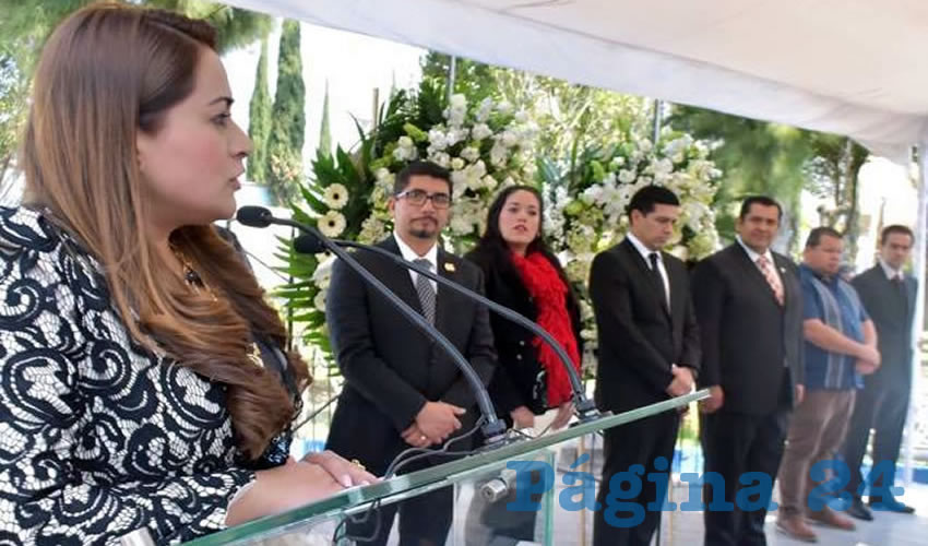 La presidenta Municipal brindó una ofrenda floral en los mausoleos de Samuel Castañón Vázquez y Dionissio Zavala Armendáriz, exdiputados constituyentes
