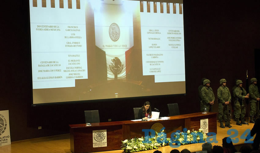 Al ser imposible realizarlo en la Legislatura del Estado, la develación tendría que realizarse de manera virtual sobre una diapositiva proyectada en el auditorio del Tribunal, que mostraban los muros del pleno Legislativo, en donde también existen otras inscripciones en letras doradas (Foto Rocío Castro Alvarado)