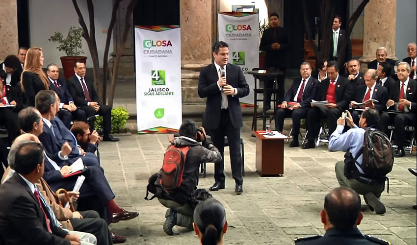 El gobernador de Jalisco, un disco rayado: De nuevo repitió que no habrá miramientos contra quien sea corrupto, sea quien sea; que no estará satisfecho hasta que no haya un solo feminicidio en el estado, y que en los próximos tres meses estará listo el modelo ruta-empresa/Fotos: Francisco Andalón López 