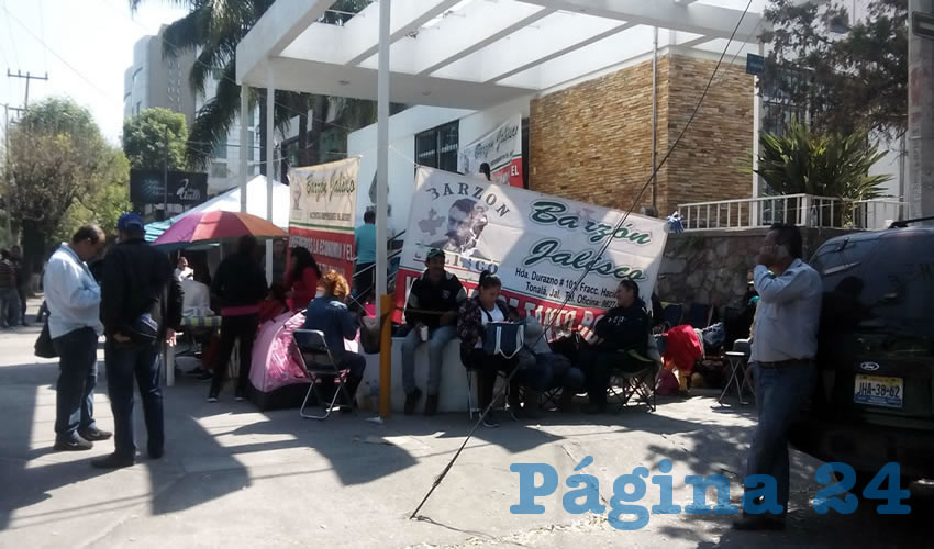 Un centenar de adheridos al Barzón Nacional Jalisco armaron un campamento afuera de la financiera Patrimonia para exigir que ésta libere la posibilidad de que 200 familias no pierdan sus patrimonios por intereses que han quintuplicado el valor de las propiedades/Foto: Francisco Tapia 