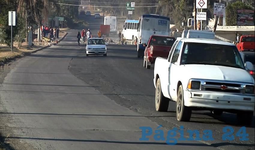 Ayer, el alcalde de Tlajomulco y el secretario de Obra Pública de Jalisco dieron el banderazo de continuación a las obras que se realizan en la avenida 8 de Julio/Fotos: Francisco Andalón López 
