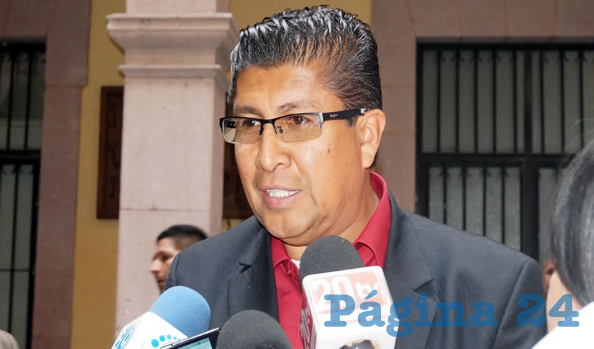 Asimismo, Ramírez López refirió que los viajes que realiza a la ciudad de Zacatecas, todos relacionados con el ayuntamiento “no cobro viáticos, los asumo a mi cuenta” (Foto: Merari Martínez Castro)