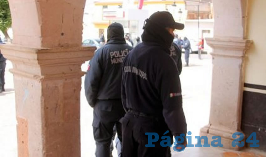 Policías en la Plaza Principal