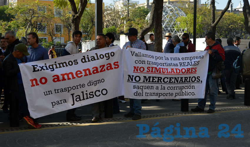 “Basta de corrupción en el transporte público”, tronaron cientos de transportistas afuera del Congreso del Estado, para exigir/Fotos: Francisco Tapia