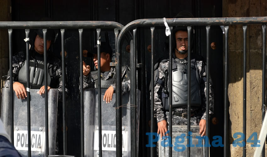 La oportunidad hace al ladrón: Aunque los cuatro uniformados detenidos por el robo pasaron sus exámenes de confianza, los policías la vieron fácil pero no contaban con que fueron grabados/Foto: Francisco Tapia