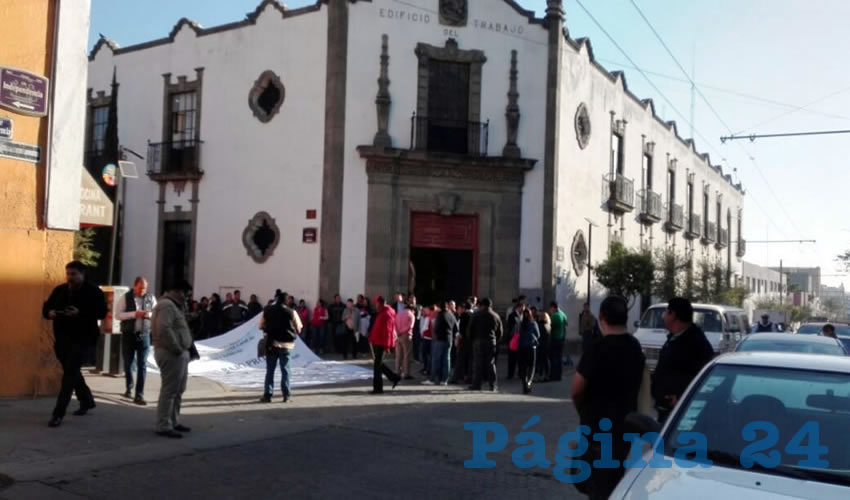 “No queremos dejar de hacer la labor, esta manifestación por el día de hoy va a ser nada más de un rato y retomaremos mañana, pasado, hasta que nos den respuesta positiva”, señalaron líderes de los trabajadores de la JLCA. No obstante, advirtieron que si no los atienden, tomarán medidas más extremas/Foto: Francisco Andalón López 