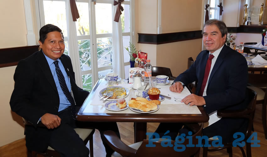 En Sanborns Francia almorzaron Javier Galindres Coto y Jos&eacute; Pedro Fuentes Gonz&aacute;lez, subdirector de Planeaci&oacute;n y director, respectivamente, del Instituto Tecnol&oacute;gico del Llano