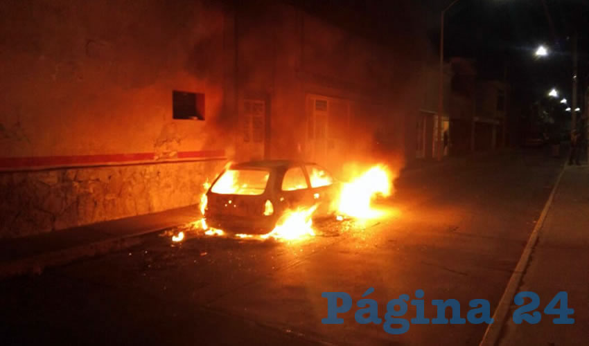 El vehículo fue destruido por el fuego sobre la calle José Guadalupe Posada