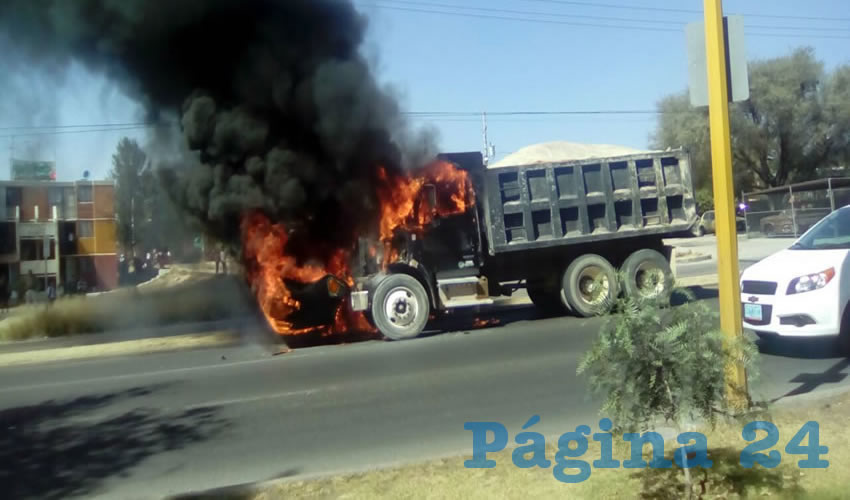 Sobre Segundo Anillo se incendió el camión de volteo