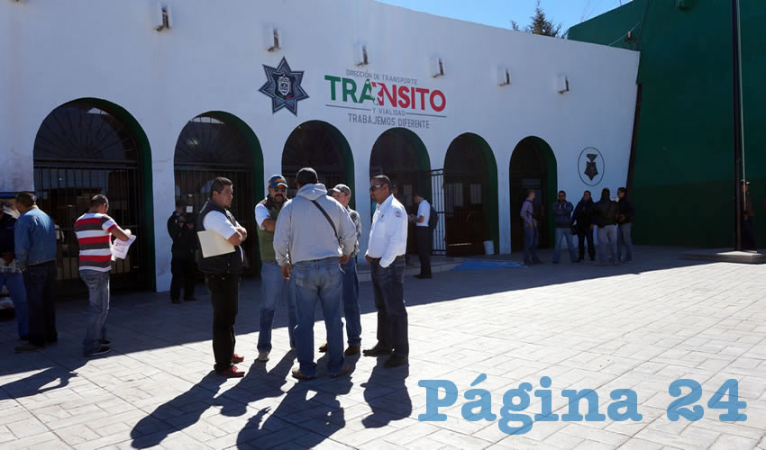 José Castro, encargado de la ruta 14: Nos comprometimos a aplicar el descuento de 20 y no de 30 por ciento como aseguró Rivera Villa se aplicaría a la plantilla estudiantil de la Utzac (Foto: Merari Martínez Castro)