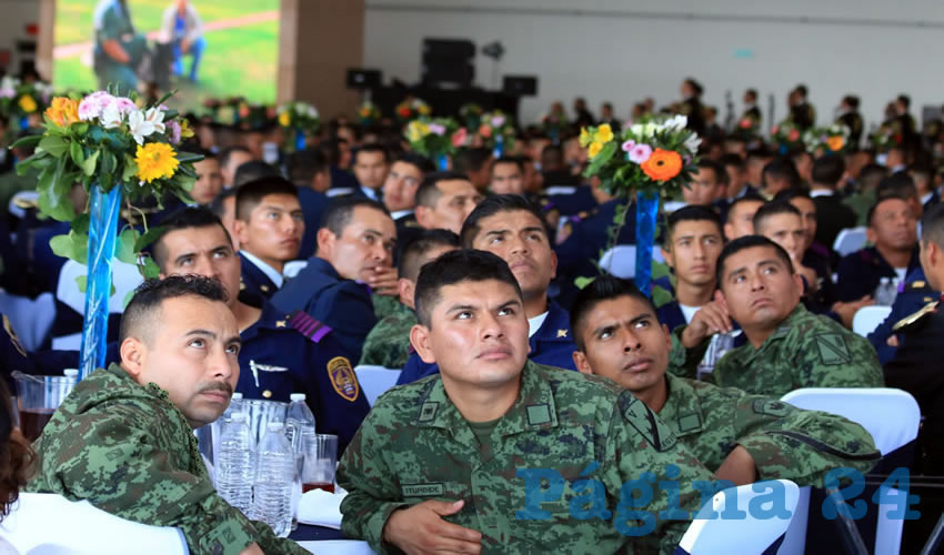 Militares, marinos y pilotos rindieron honores a los 80 compañeros de vuelo que han fallecido en el cumplimiento del deber en los últimos 30 años y dispararon balas de salva, refrendando su compromiso para actuar ante cualquier amenaza externa/Fotos: Francisco Andalón y Cuartoscuro