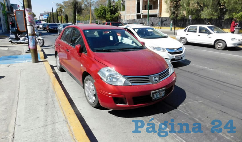 La víctima fue atropellada por este vehículo Nissan Tiida, que manejaba Alma Araceli Espino Ramírez