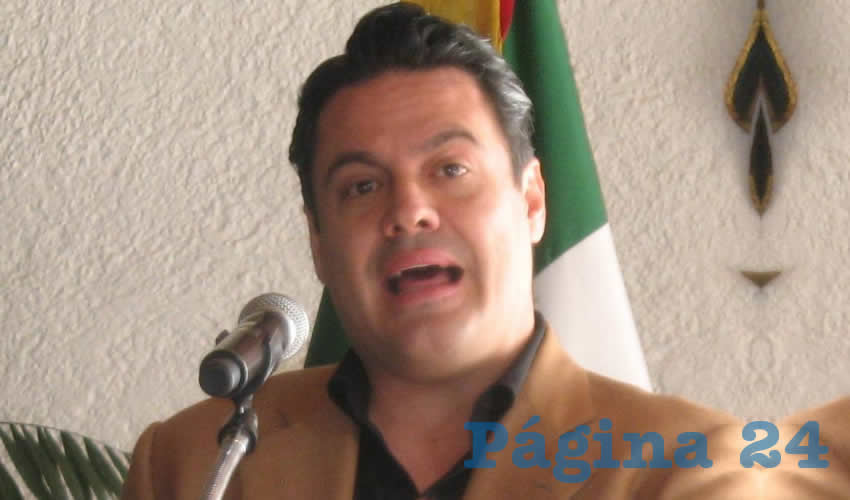Fingida austeridad la de Aristóteles: Si de verdad quisiera ahorrar, que restrinja el uso de vehículos al mínimo, que no se gaste tanto en gasolina, que reduzca su gasto en comunicación social y los viajes de funcionarios al mínimo; con esto se obtendrían 3 mil 900 millones de pesos, y no los mil millones que contemplaba el mandatario/Fotos: Archivo Página 24