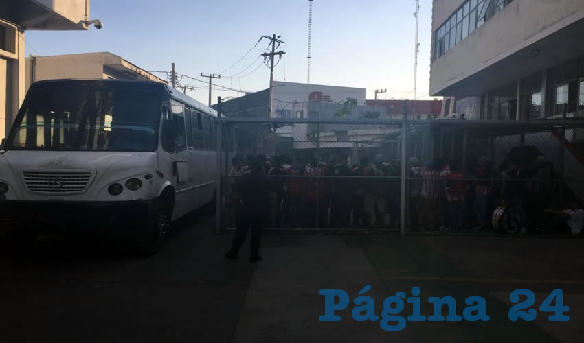 En una sola acción, oficiales tapatíos detuvieron a 73 personas que viajaban en un camión de alquiler, que se enfrentaron con policías cuando estos los interceptaron para realizarles una revisión de rutina/Fotos: Especial 