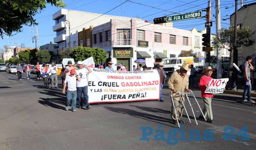 Ciudadanos de Aguascalientes realizaron ayer una nueva marcha contra los gasolinazos y las reformas estructurales impulsadas por el Gobierno Federal
