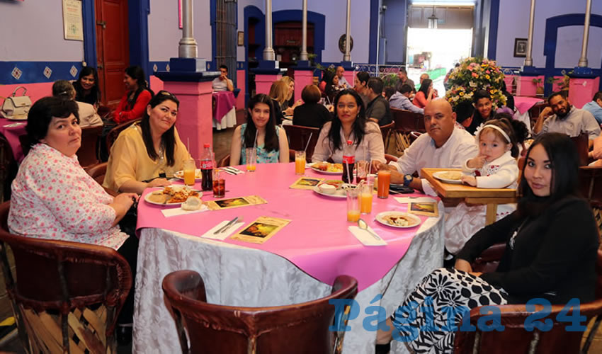 En La Saturnina almorzaron Irma Flores M&eacute;ndez, Mar&iacute;a Elisa Flores M&eacute;ndez, Pamela Guadalupe Mata Flores, Gabriela Flores M&eacute;ndez, Jes&uacute;s Francisco Bejarano Zavala, la ni&ntilde;a Estefany L&oacute;pez Medina y Juana Mar&iacute;a Campos Medina