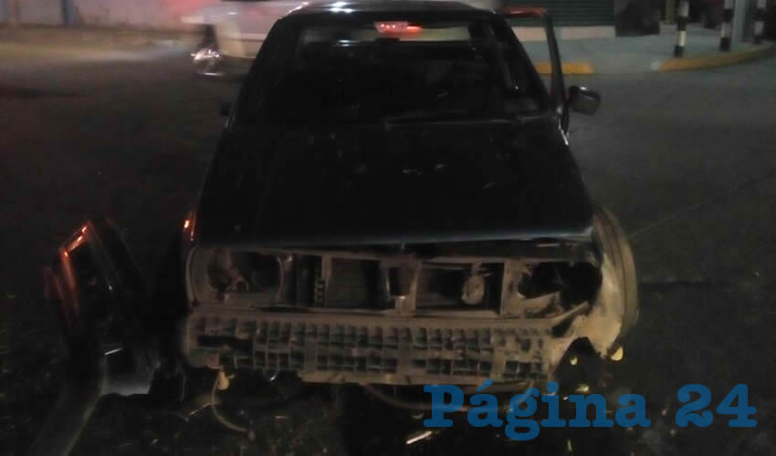 El Jetta termin&oacute; destrozado en su parte frontal