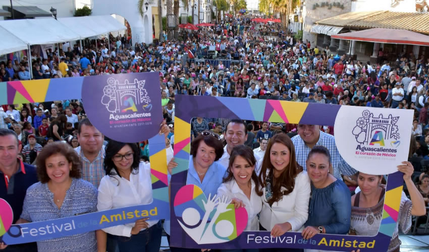 Tere Jim&eacute;nez y su equipo de colaboradores refirieron que celebrar el D&iacute;a de San Valent&iacute;n, es una oportunidad de unir no solo a los amigos, sino a las parejas, padres e hijos