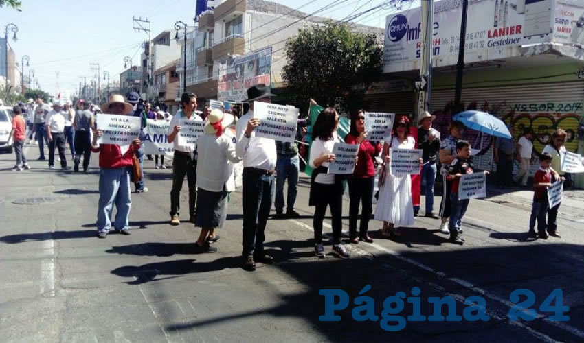 “¡El que no brinque es Trump!, ¡Muros no, puentes sí!, ¡México, dignidad! ¡El pueblo unido, jamás será vencido”, repetían en el trayecto