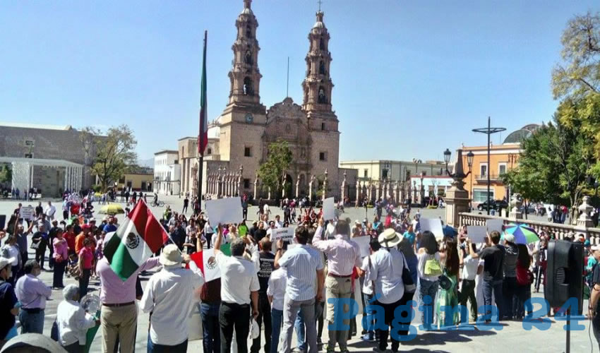 Cerca de un centenar de ciudadanos, incluidos jóvenes y niños, se sumaron ayer a la convocatoria nacional del movimiento denominado “Vibra México”