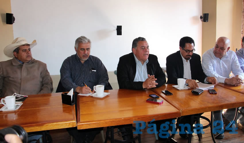 Arturo Ortiz Méndez, presidente del Comité Ejecutivo Estatal de Partido de la Revolución Democrática (PRD) de Zacatecas; José Narro Céspedes, consejero nacional del PRD y dirigente de UDENA y Camerino Eleazar Márquez Madrid, secretario de Organización del Comité Ejecutivo Nacional del PRD, en conferencia de prensa (Foto: Rocío Castro Alvarado)