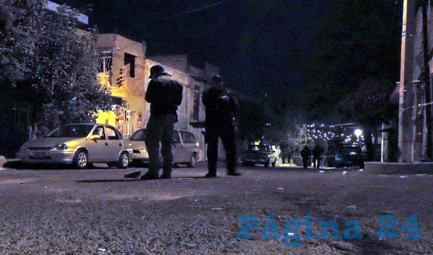 Policías vigilan la zona donde ocurrió la riña, en el fraccionamiento Rodolfo Landeros Gallegos
