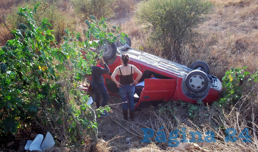 El vehículo, destrozado, terminó sobre su toldo, a varios metros de la carretera 45 sur