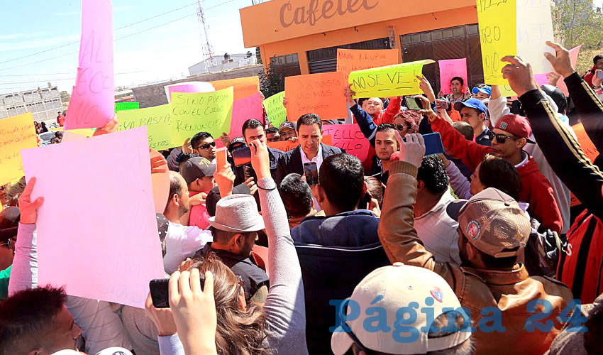 Mineros se manifiestan en evento oficial donde estaba el gobernador Alejandro Tello