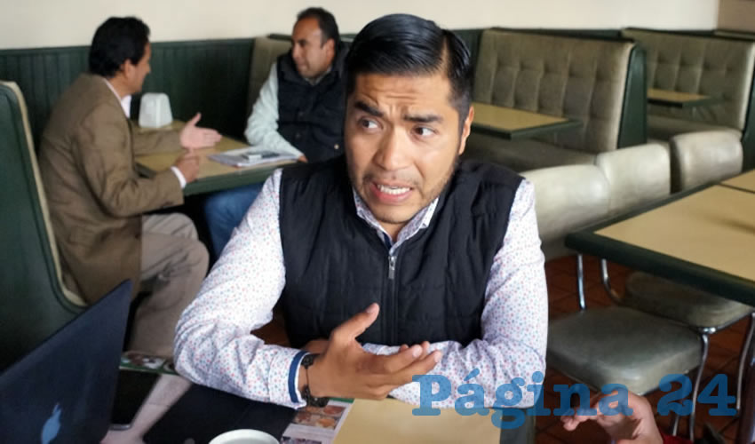 Román Tarango, regidor del ayuntamiento de Guadalupe “Ellos ganan en dólares, llevan el metal a Canadá y otros países y aquí pagan en pesos; Zacatecas ha sido robado y explotado desde la conquista de los españoles y es imposible que hasta la actualidad siga así” (Foto: Merari Martínez)