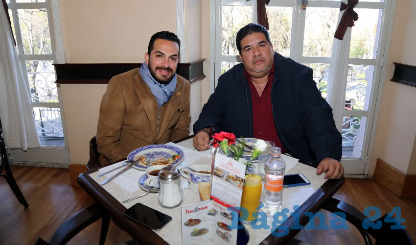 En Sanborns Francia almorzaron Kike de la torre, coordinador de Comunicación Social del Municipio de Aguascalientes, y Raúl Gómez