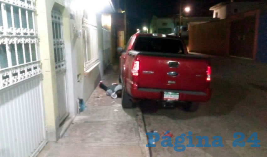 Así quedó el cuerpo en la banqueta