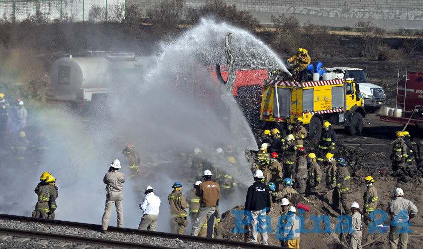 Decenas de dependencias de los tres órdenes de gobierno se sumaron al operativo para contener la megafuga de combustible que ardió durante horas; utilizaron 31 pipas, ocho motobombas, 36 pick-ups, una retroexcavadora y un camión de volteo; además de alrededor de 700 mil litros de agua, 200 mil de espuma y 350 kilos de polvo químico seco/Foto: Cuartoscuro