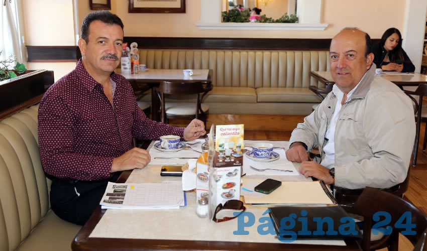 En Sanborns Francia departieron Gilberto Raúl Rivera, empresario, y Carlos Valencia Sapiens, arquitecto