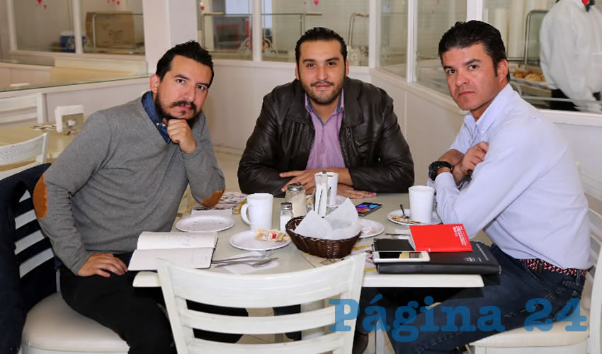 En el restaurante Del Centro almorzaron Adrián Rodríguez Sánchez, profesor investigador de la UAA; Aldo Ruiz Sánchez, presidente del Comité Directivo Estatal de Movimiento de Regeneración Nacional (Morena); y Ricardo Leos Alcalá, biólogo