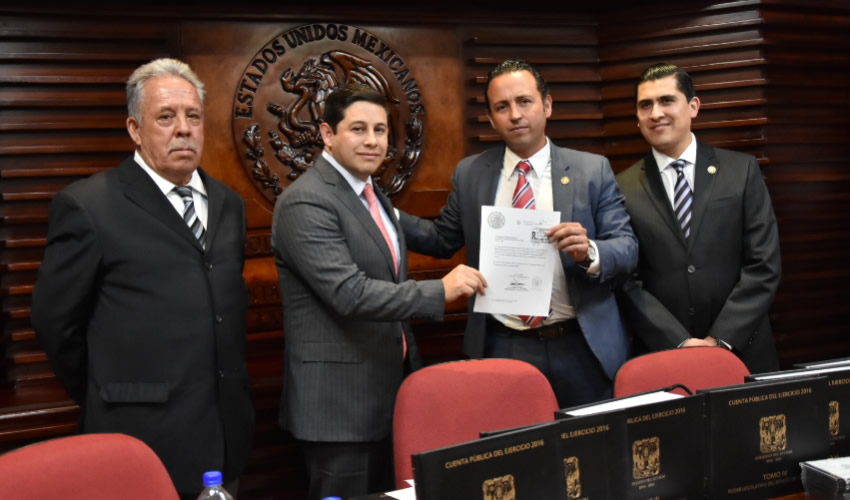 En representación del Ejecutivo estatal, el Secretario de Finanzas cumplió con los ordenamientos vigentes en la materia
