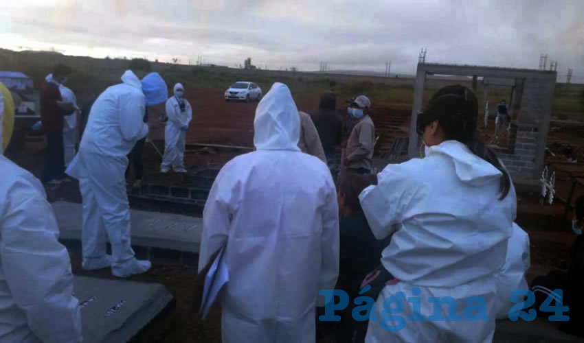 Entierran cadáveres en el panteón de la Resurrección