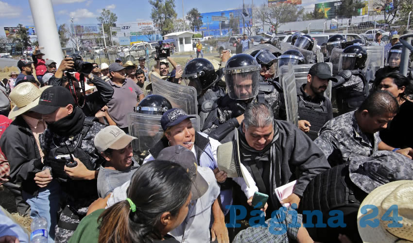 Después de algunas horas de diálogo y no llegar a ningún acuerdo, los antimotines de la FGE intervinieron por la fuerza para desalojar a los ejidatarios/Fotos: Cuartoscuro
