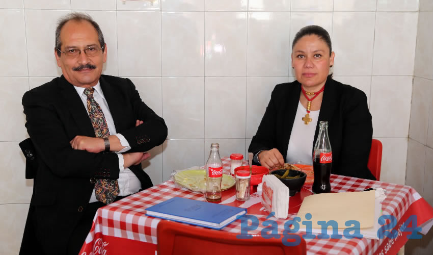 En Lonchería el Mono compartieron el pan y la sal José Sandoval Tiscareño, director de Ingresos en el Municipio de Aguascalientes, y Luz Belén Serna Ventura