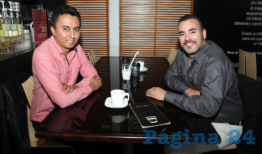 En el Café Punta del Cielo departieron Alan Capetillo Salas, catedrático en la UAA, y Mauricio González López, regidor del Municipio de Aguascalientes