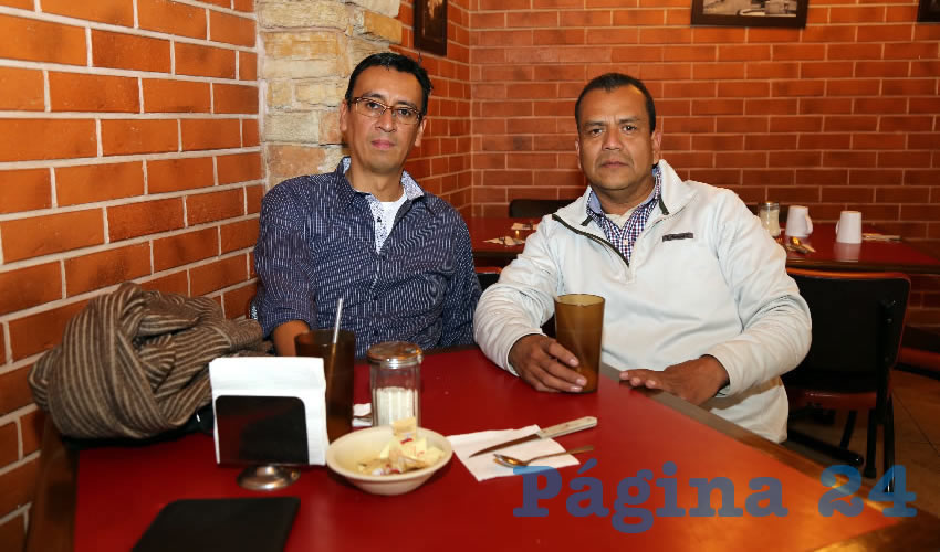 En el restaurante Las Antorchas almorzaron Juan José Rodríguez Gorrocino y Adán de la Cruz Ortiz, visitante de Guadalajara