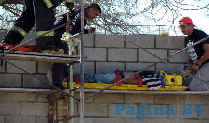 Paramédicos brindan los primeros auxilios a Rodrigo Alatorre Arreola