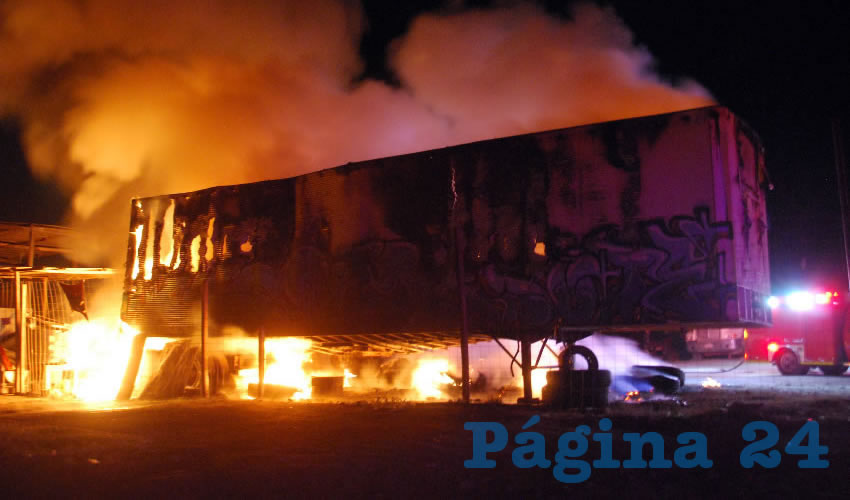 El fuego acab&oacute; con la caja de un tr&aacute;iler adaptado como oficina