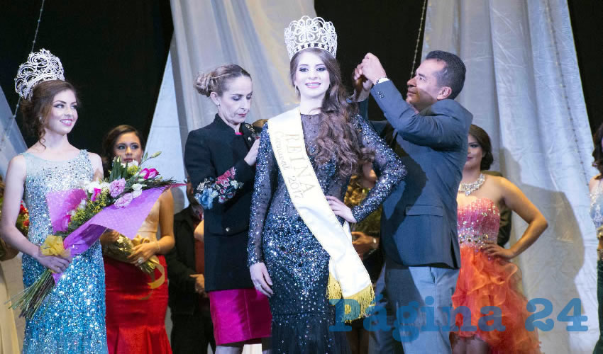 Fernando Uc y Lorena Ortega colocan la corona a la ganadora del certamen.