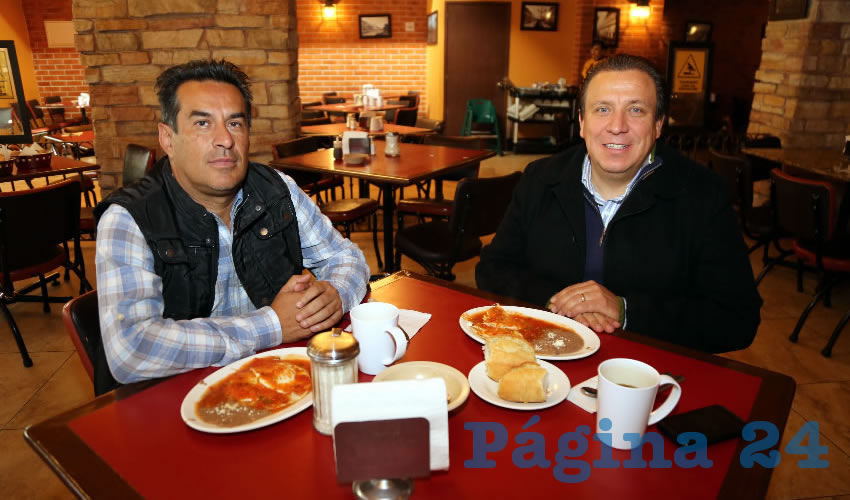 En Las Antorchas desayunaron Héctor Díaz Acero, empresario, y Jaime Gallo Camacho, director del Instituto Municipal de Planeación (Implan)
