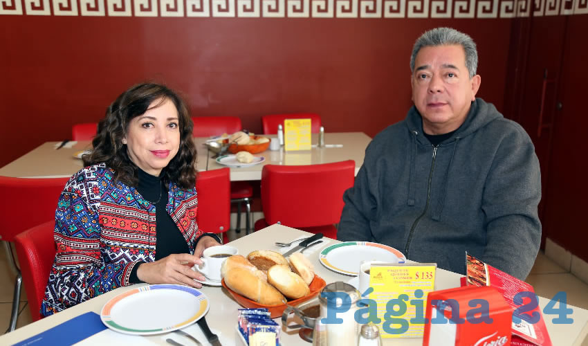 En el restaurante Mitla compartieron el pan y la sal Martha Molinero Servín y José Luis Jiménez Esquivel