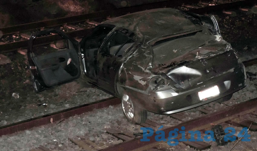 El automóvil terminó su loca carrera sobre las vías del ferrocarril, paralelas a la carretera estatal 27