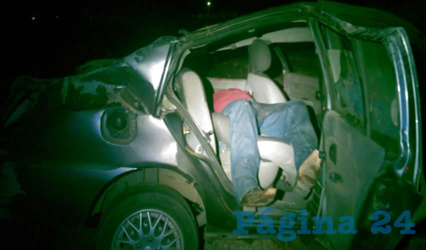 Paramédicos colocaron el cadáver de Juan Manuel Hernández Orihuela en la parte trasera del vehículo Nissan Platina