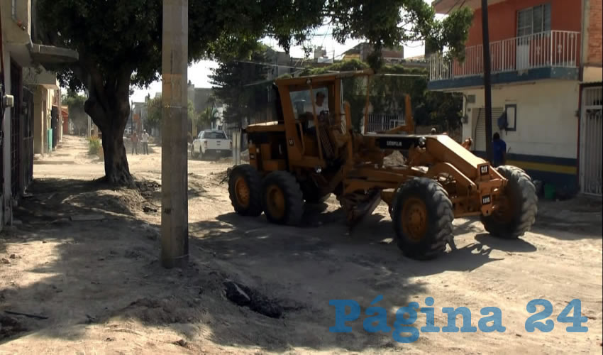 En el mes que lleva la obra de repavimentación y cambio de redes hidrosanitarias en la calle Adrián Puga, la vigilancia policial se ha reducido considerablemente, por lo que vecinos piden que aumenten el paso para inhibir los delitos, puesto que no hay paso para vehículos/Fotos: Francisco Andalón López 