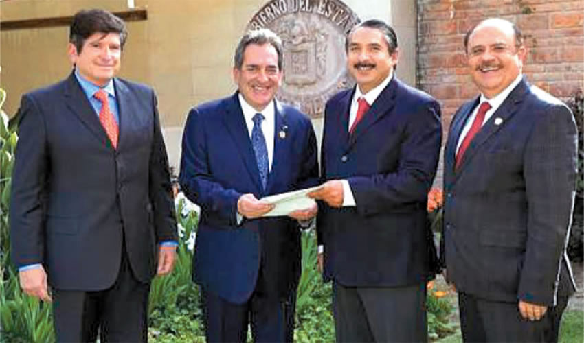 Los tiempos felices: Eduardo Bahena Pineda, Carlos Lozano de la Torre, Óscar Fidel González Mendívil y Sergio Reynoso Talamantes, cuando el Fiscal recibía, de manos del Gobernador, lo que pretendía ser su patente de corso (Foto: Archivo Página 24)